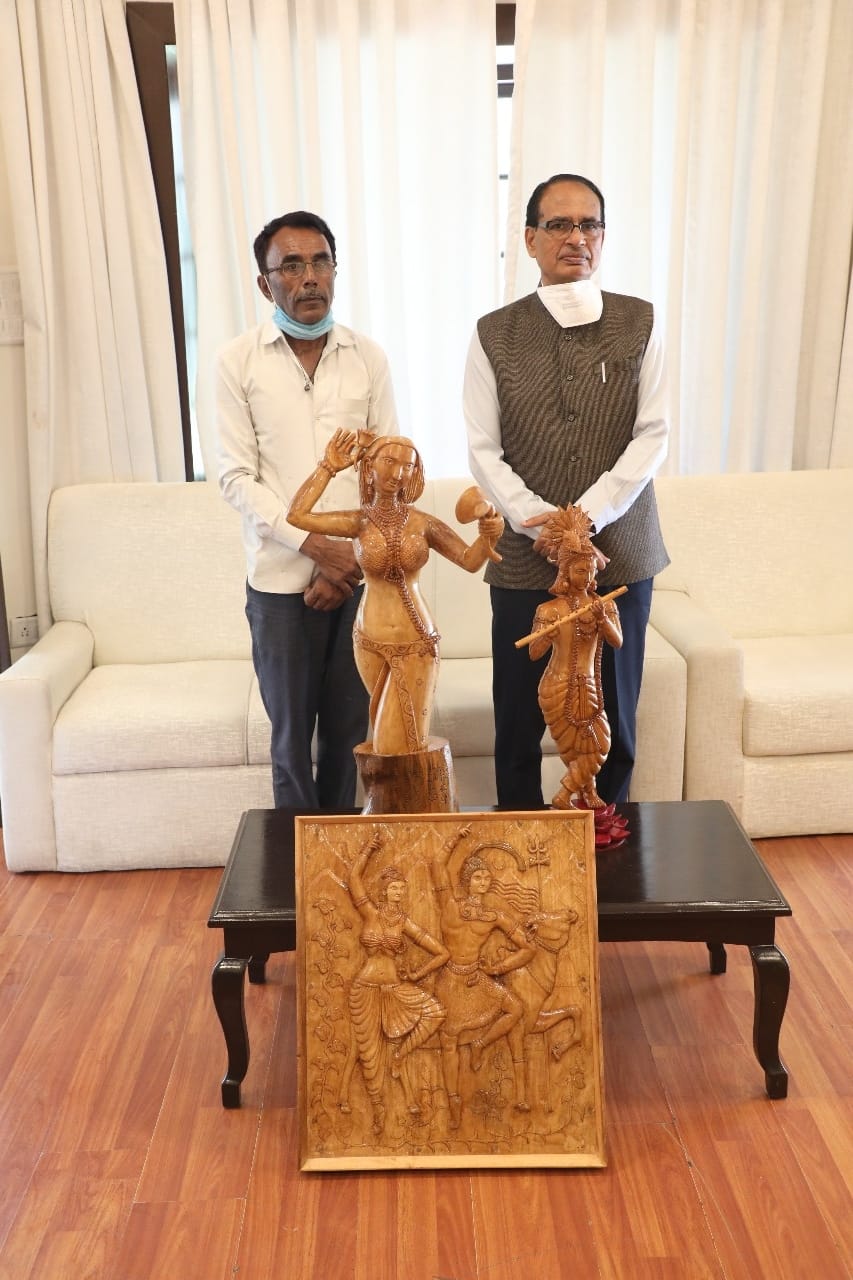 REWA : काष्ठ शिल्पी बुद्धसेन की कलाकृतियों को देख गदगद हुए मुख्यमंत्री शिवराज सिंह